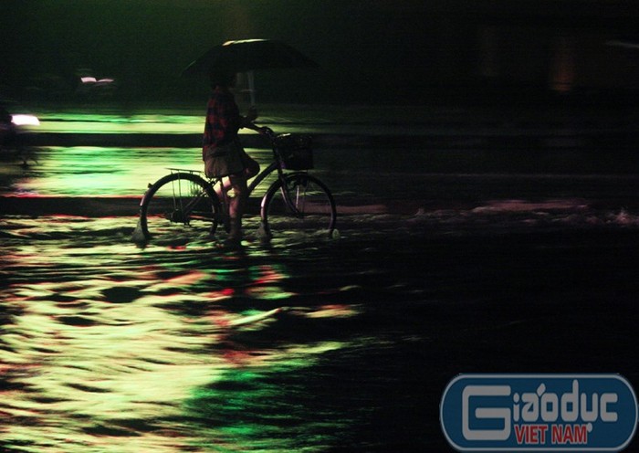 Mặc dù rất dễ bị hất nước khi di chuyển bên cạnh ô tô, xe máy nhưng xe đạp lại phát huy ưu thế không sợ bị.... "chết máy" khi đi qua vũng nước lụt sâu